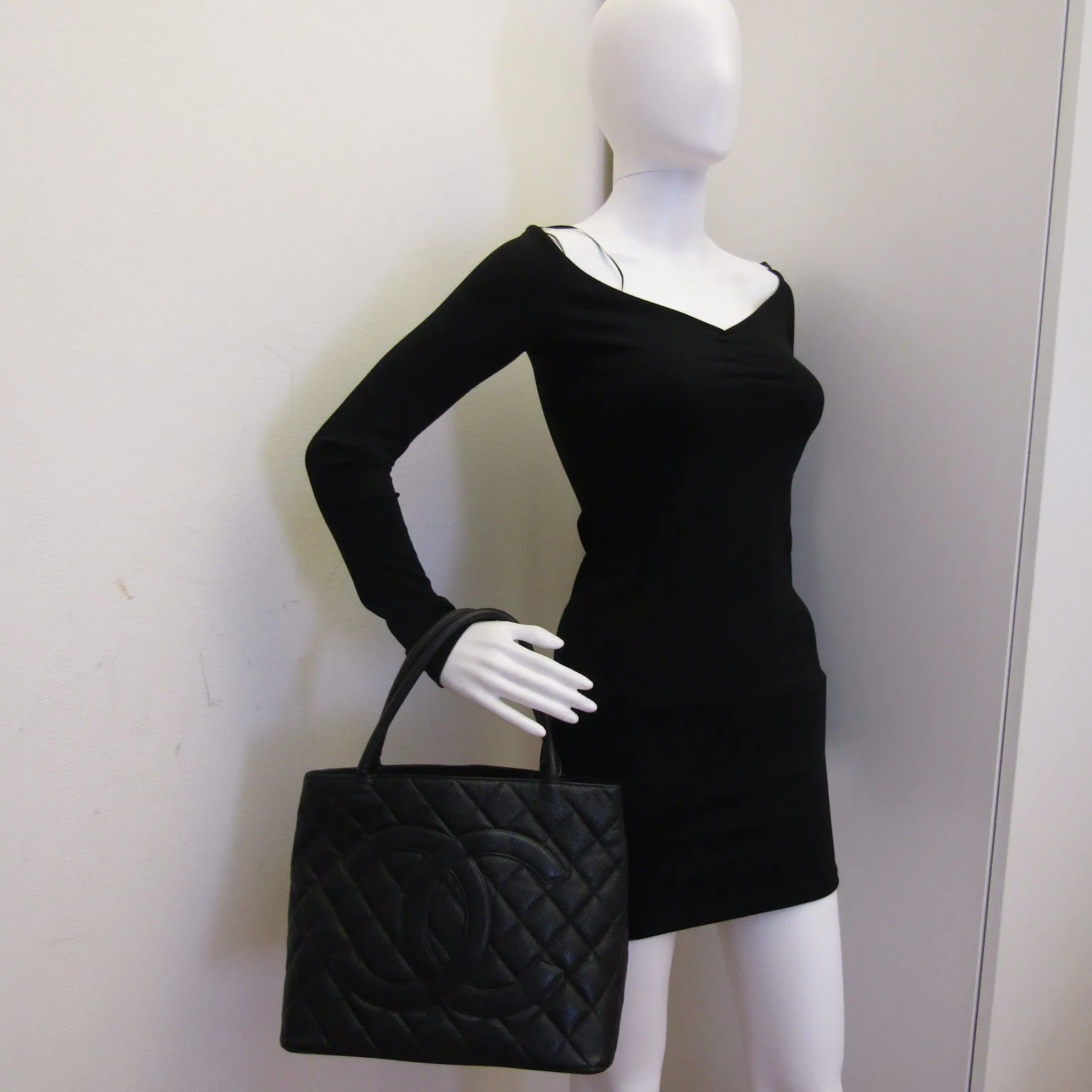 CHANEL Medaillon Handbag in Black Leather